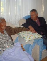 RahatsÄ±zlÄ±ÄŸÄ±nda evinde ziyaret eden AkbucaklÄ± hemÅŸerisi Vali Refik Arslan Ã–ztÃ¼rk'le. (SaygÄ± Ã–ztÃ¼rk arÅŸivinden)